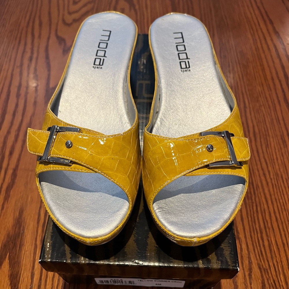 NIB Moda Kaila Yellow Platform Sandals, Size 8